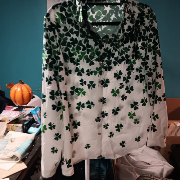 Green Shamrocks and White Women's Top Worn Once - Picture 4 of 4